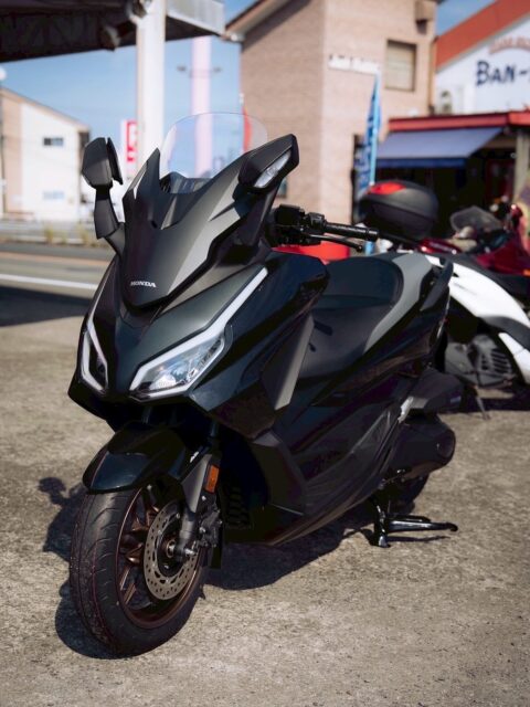 フォルツァ（FORZA）
流麗でダイナミックなボディラインが特徴的な、毎日の通勤から週末のロングツーリングまで乗りこなせるモデルです。
シート下には、大きな収納スペースが確保されているので、日々の買い物や急な荷物にも対応可能です🤗

※ 写真のバイクは在庫切れの場合がございますので、購入を検討の方はお問い合わせ下さい。

#フォルツァ #ビッグスクーター #オートパークSKY #宮崎